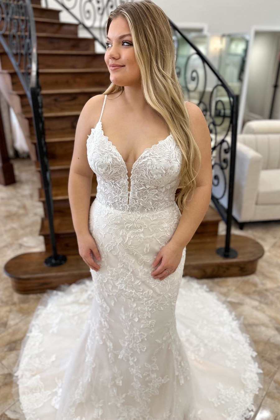 Robe de mariée sirène dos nu en dentelle florale avec décolleté en V profond
